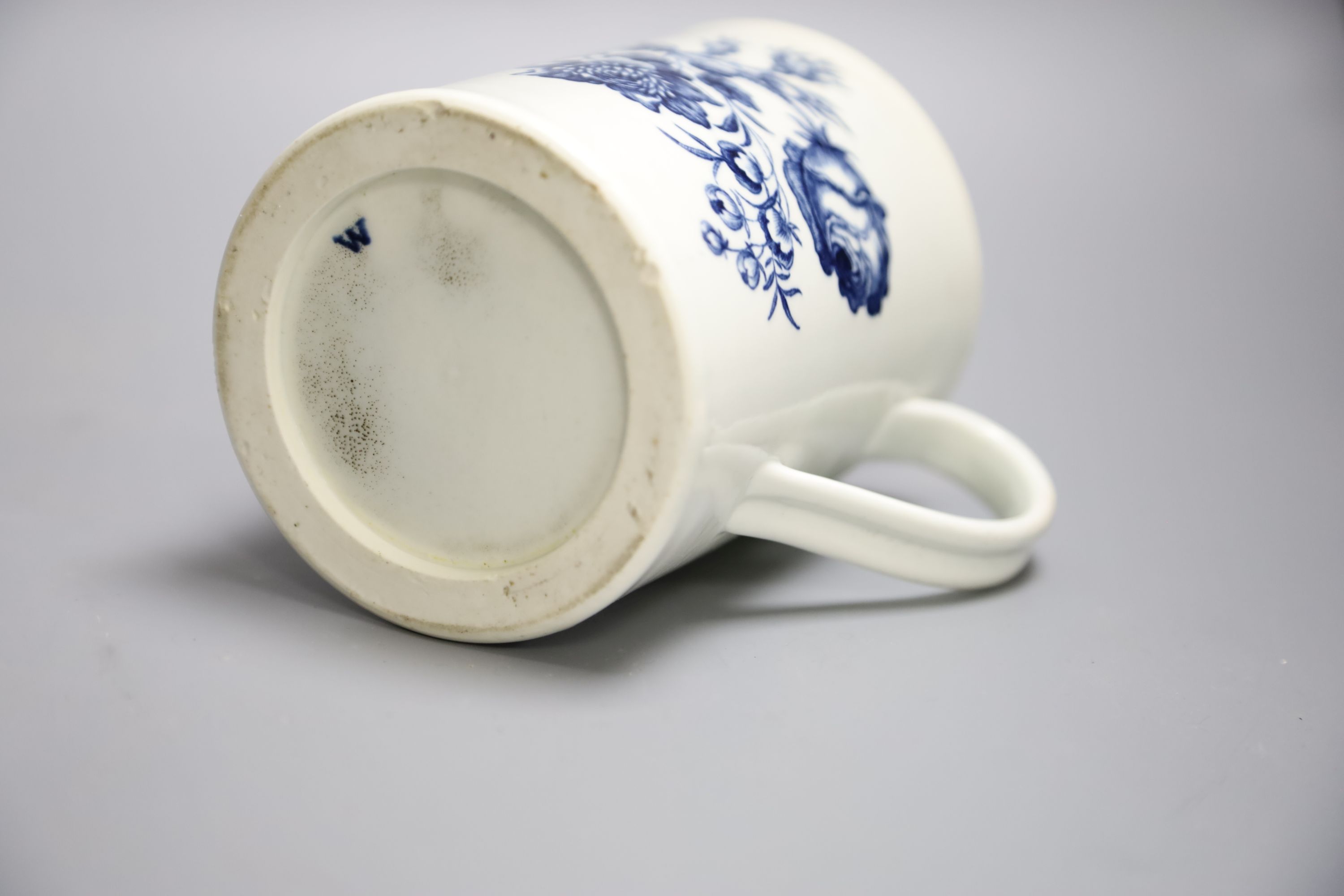 An 18th century Worcester mug decorated with large floral sprays, height 14cm